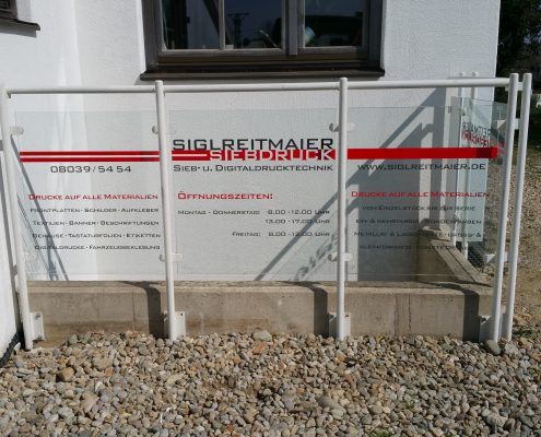 Glasgeländer beschriftet